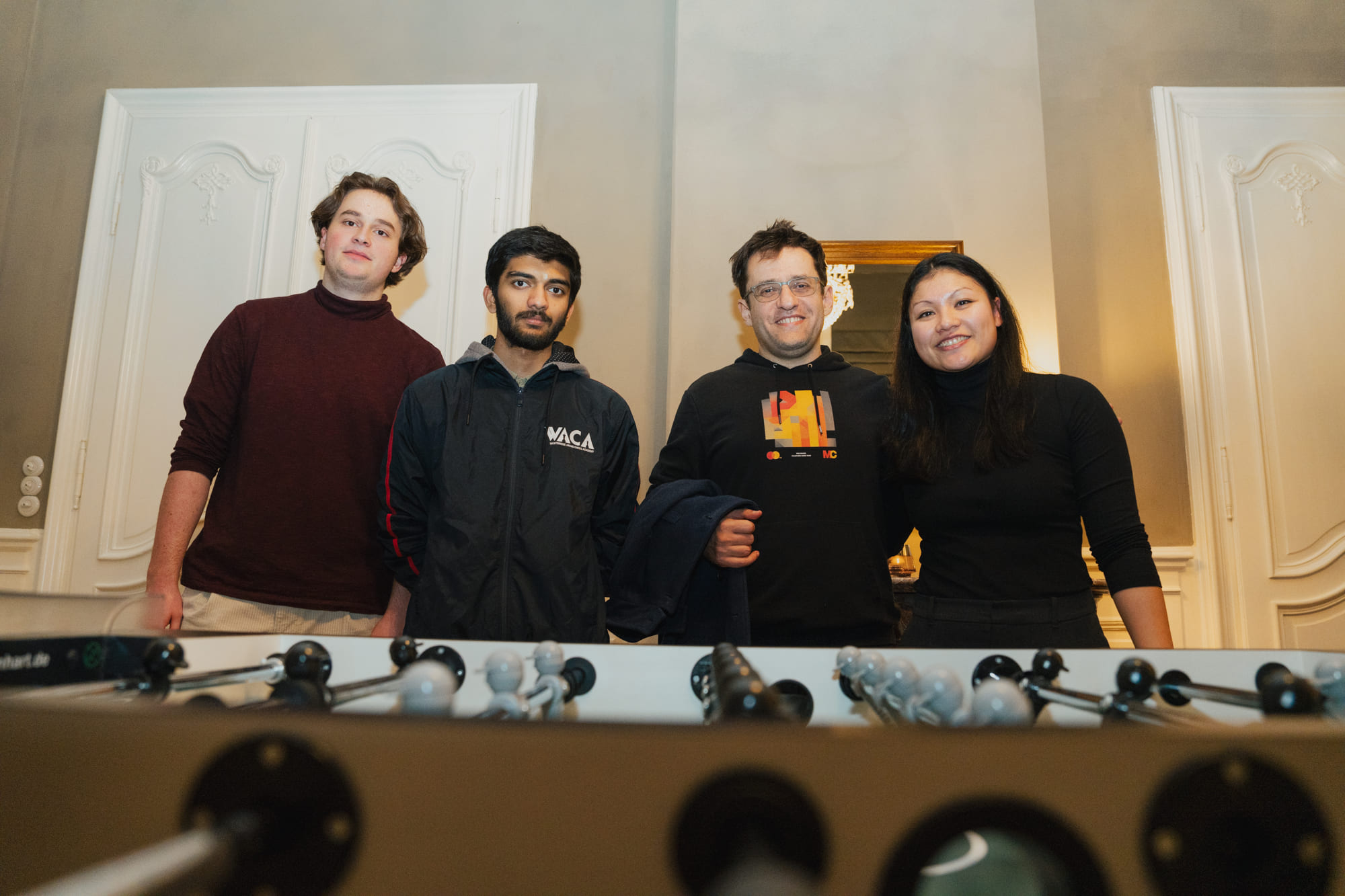 Linh Tran mit Schachgrößen Keymar, Gukesh und Aronjan